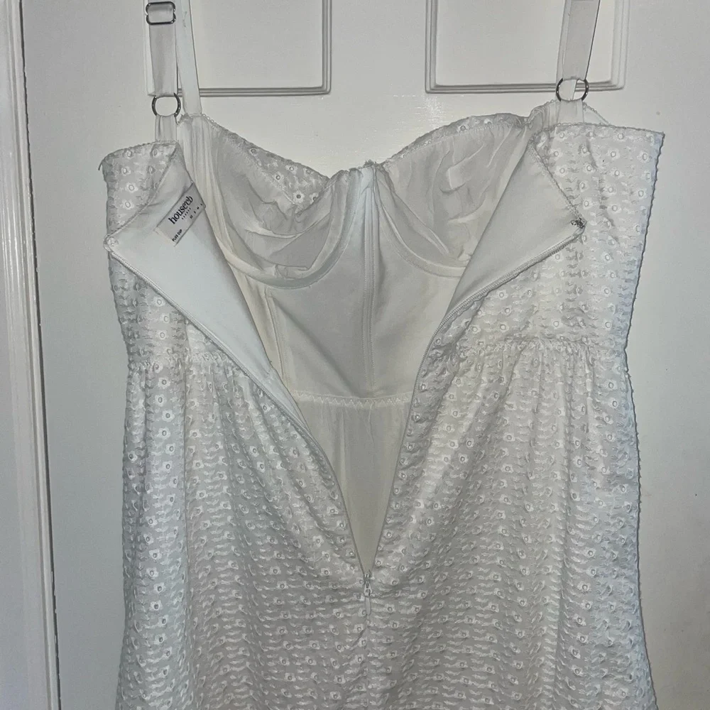 Never worn White House of CB dress! Size L+ (12) w/ larger cups. - Picture 4 of 7